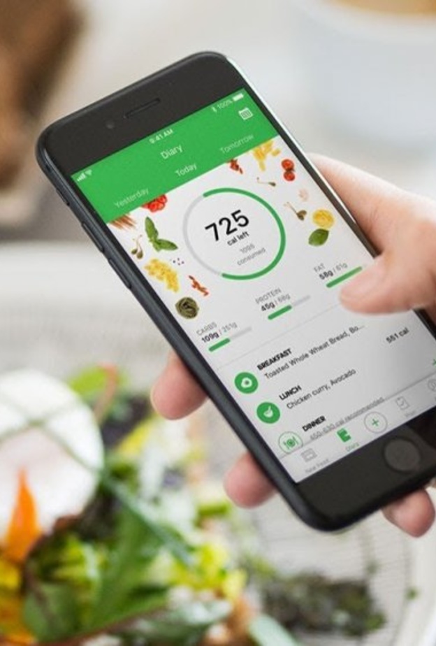 تطبيق Runtastic Balance Food Tracker & Calorie Counter يحسب عناصر الطعام الأساسية و القيم الغذائية للوجبات.