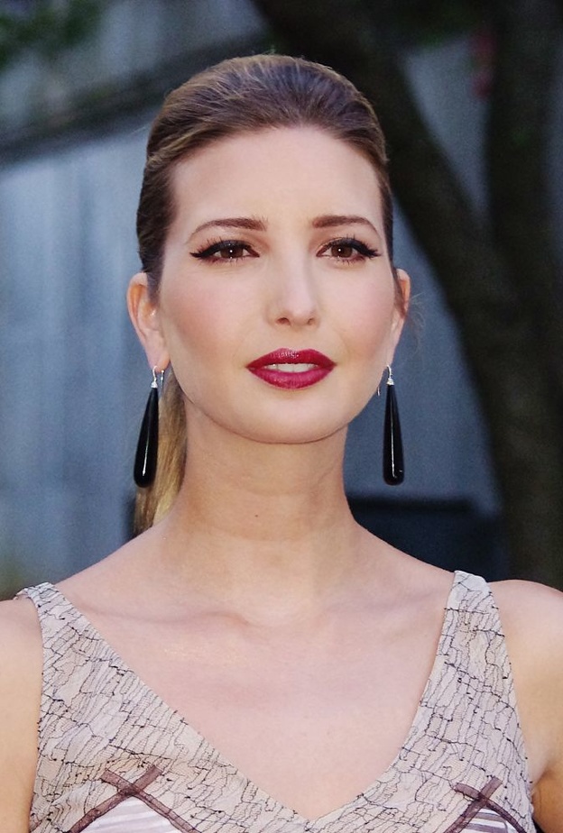 ايفانكا ترامب ترتدي أقراط لافتة من Marni