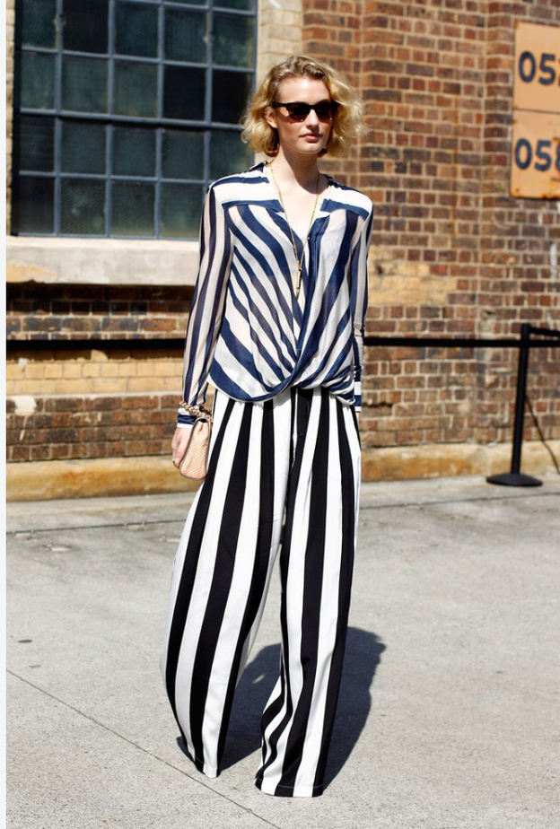 أسلوب فريد وعصري بتنورة دينيم بدرجات اللون الأزرق بنقشة الخطوط.