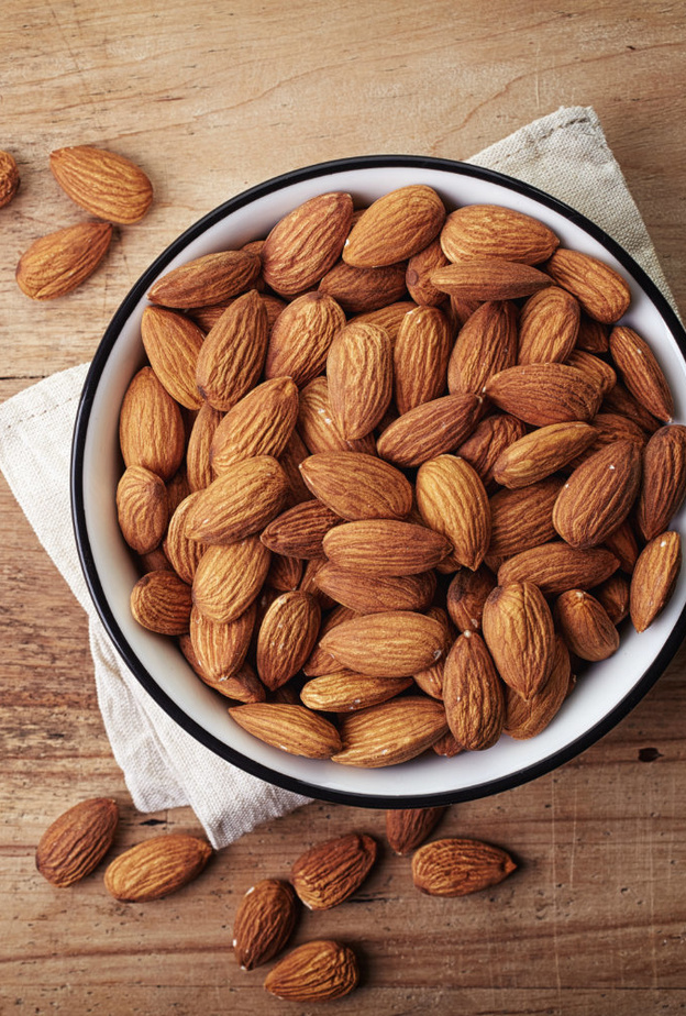 فوائد اللوز في علاج الكولسترول وسكر الدم