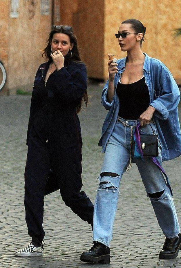 بيلا حديد تستمتع بتناول المثلجات برفقة صديقتها خلال زيارتها العاصمة الإيطالية روما