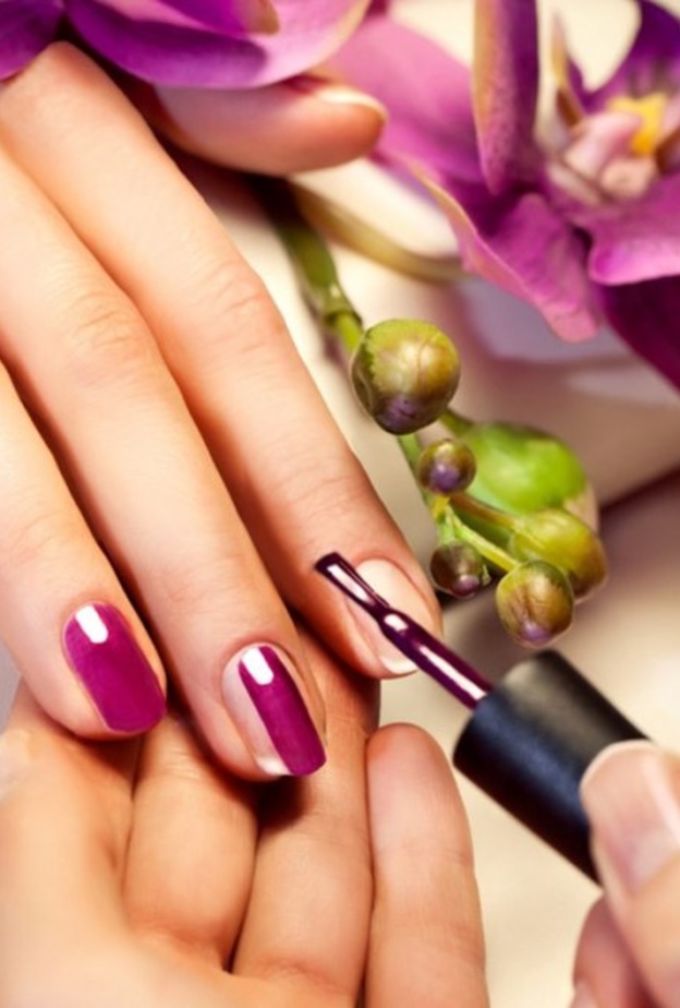 مناكير باللون الاحمر للاظافر القصيرة