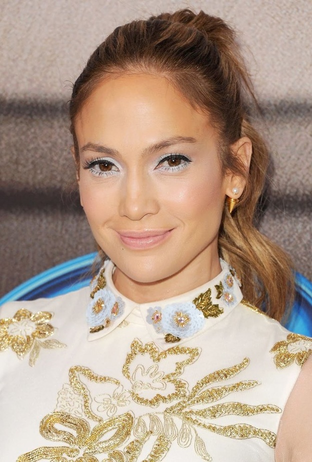 جنيفر لوبيز حافظت على جمالها مع رسمات العيون البرونزية