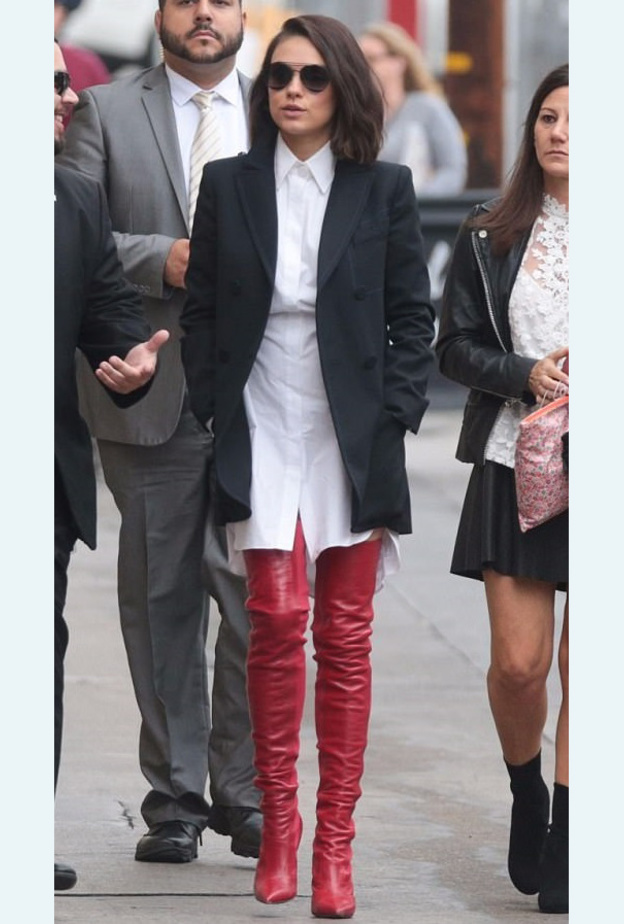 هيفاء وهبي بموضة الجزمة العالية المخملية باللون الاحمر مع الفستان الميدي البنفسجي