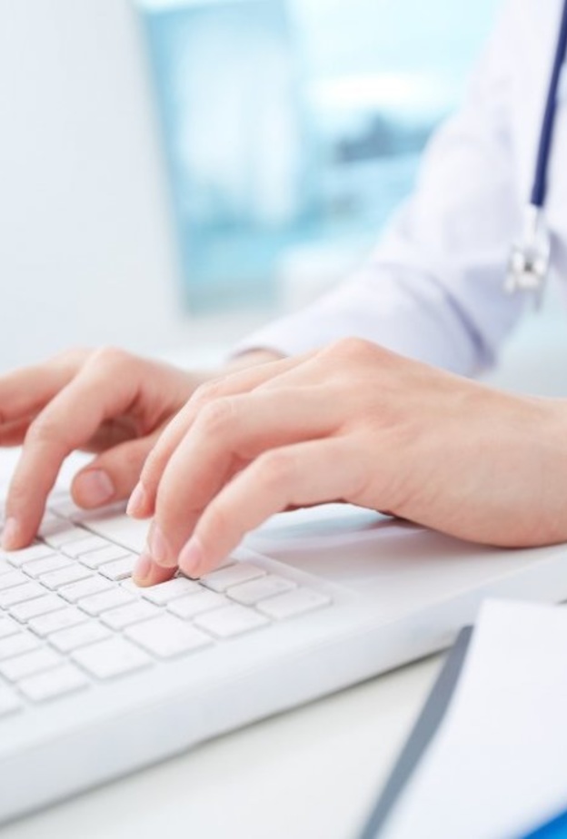 الدكتورة منال الناصر أول سعودية في منصب مديرة تنفيذية