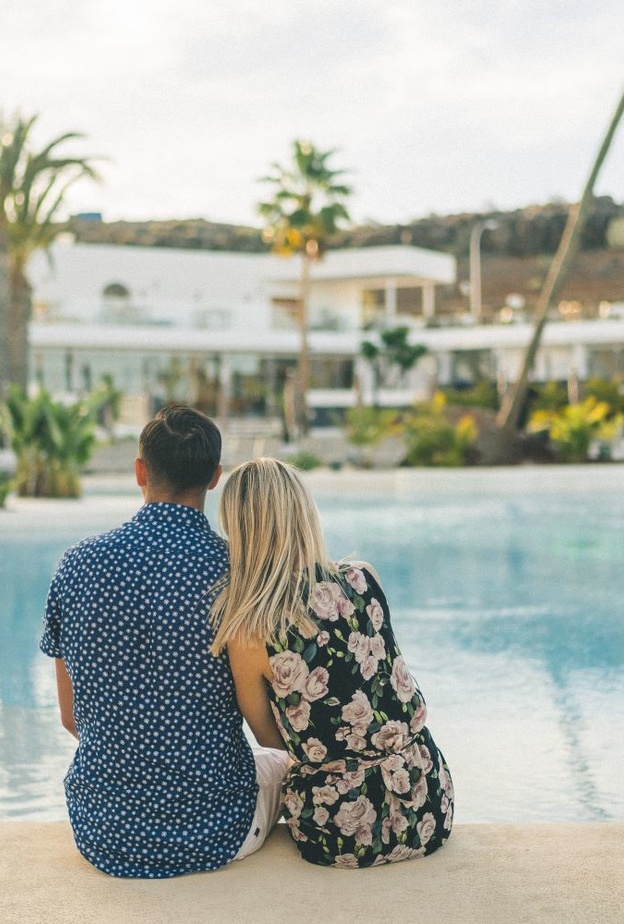 شواطئ جزر الكناري تنعش العرسان بنسائم المحيط الاطلسي