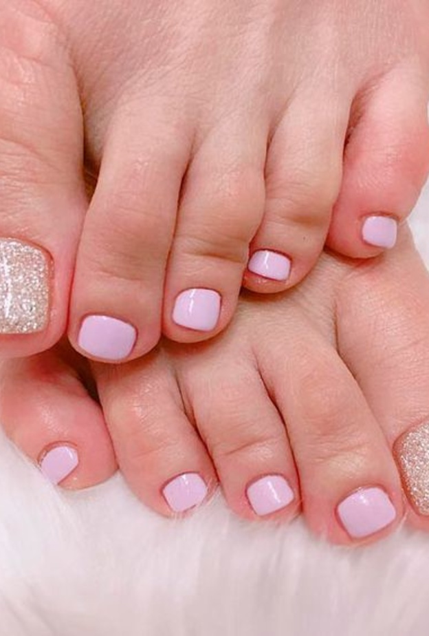 مناكير اظافر قدمين باللون الفرنسي الراقي و الناعم.