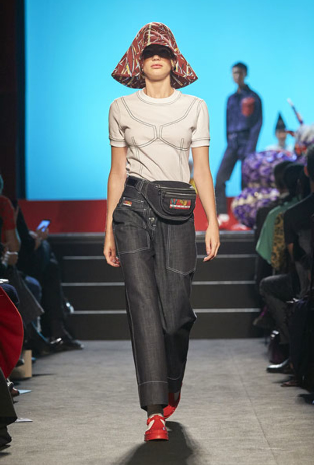 فستان أنيق يتداخله الدنيم