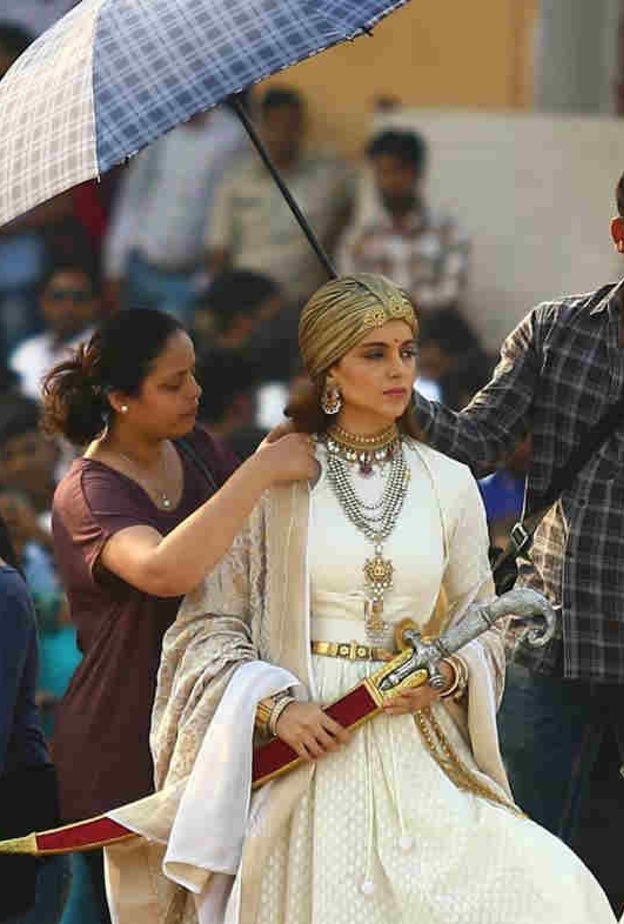 كانجانا رانوت في إطلالة ملكية في موقع تصوير فيلمها الجديد