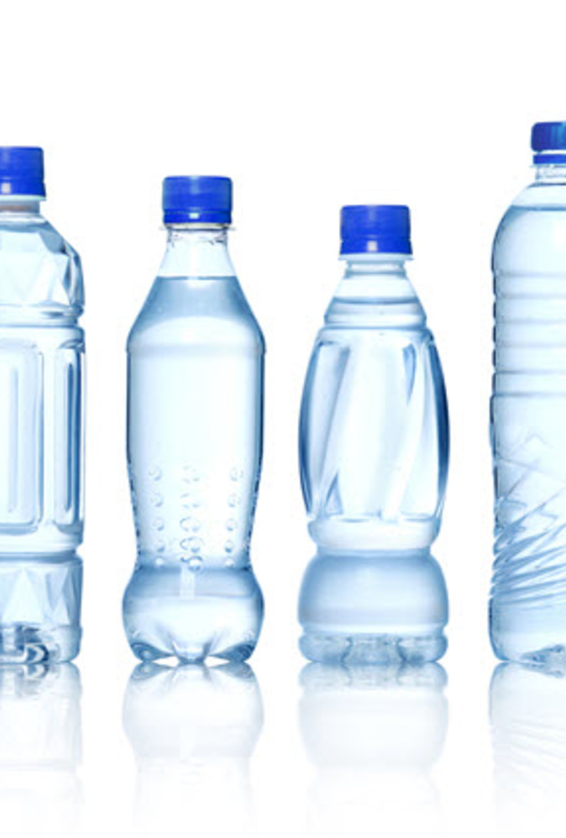 تحذير من شرب زجاجات الماء الموجودة في السيارة