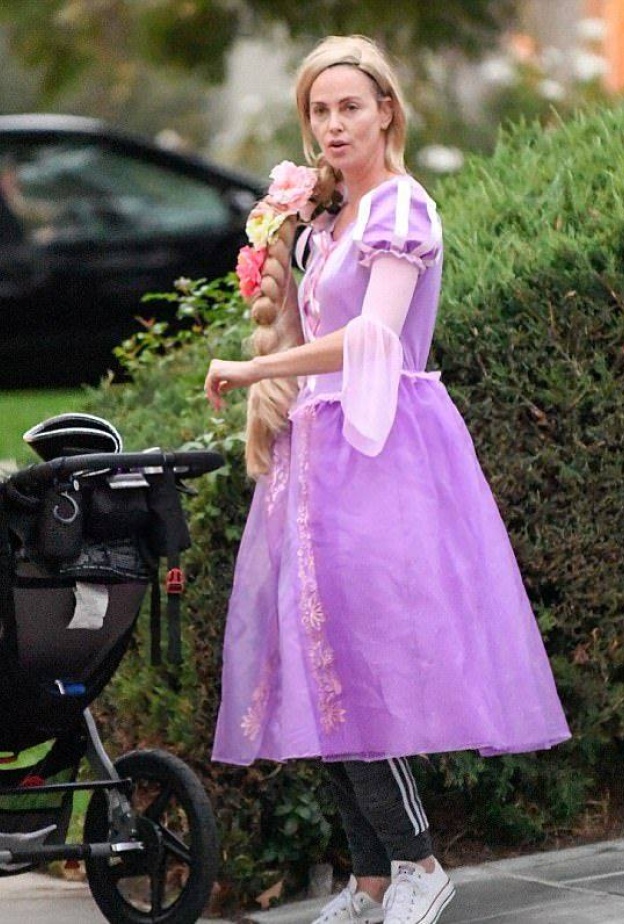 يبدو أن تشارليز ثيرون النجمة الوحيدة التي لم توفق في اختيارها لأزياء الهالوين هذا العام !