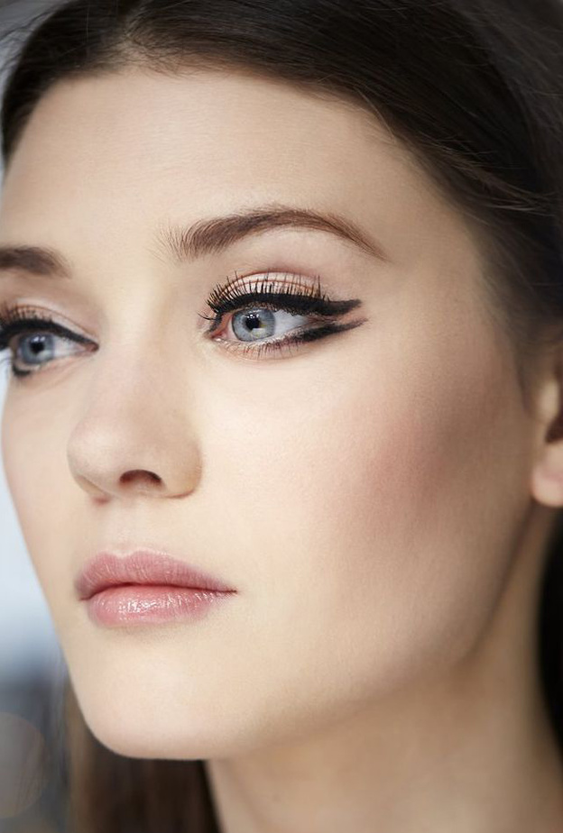 طريقة وضع الايلاينر للعيون 