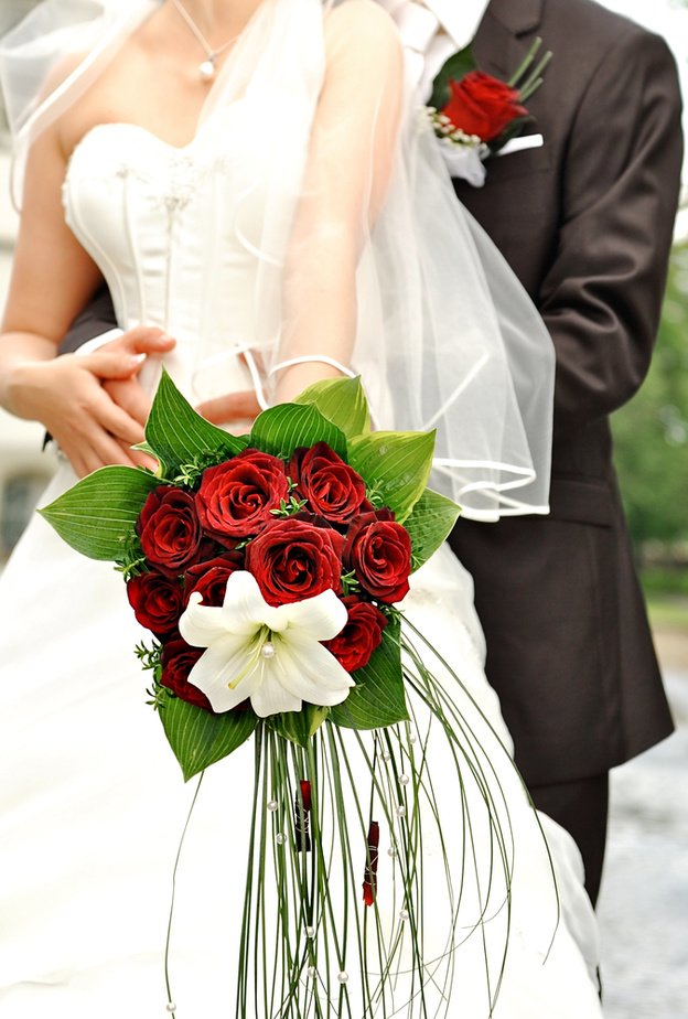 تداخل اللون الاحمر مع الزهري والابيض تجعل اطلالتك فرنسية