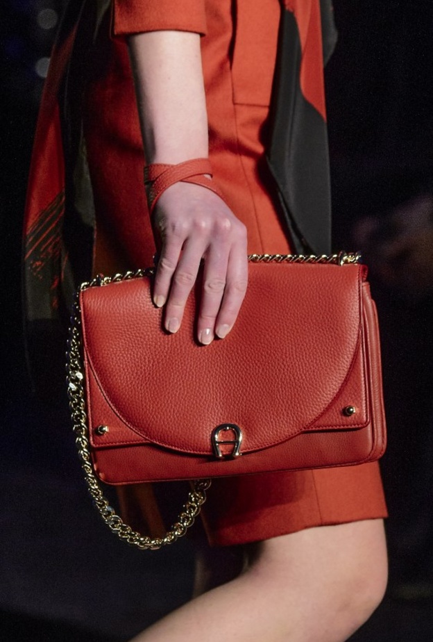 قبّعة باللّون الأحمر ممزوجة بالفضّي من ديزيغوال