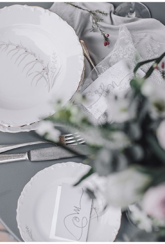 استلهمي اجمل الافكار لزينة طاولات الزفاف من اللون الرمادي