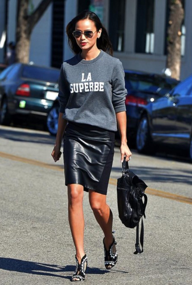 اطلالة شبابية وعصرية بتنورة قصيرة من الجلد الأسود مع سويتر كاجوال