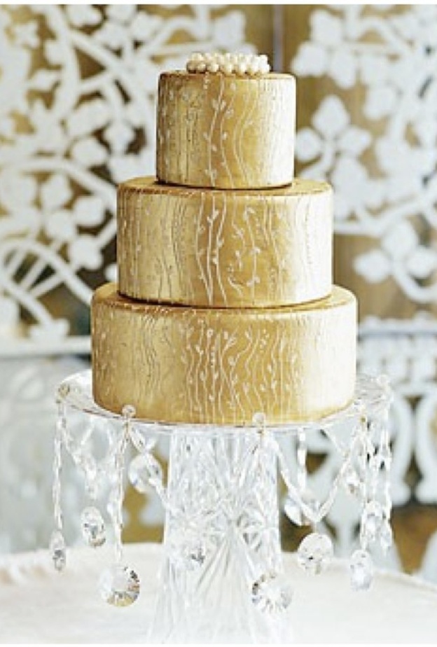 كيك ناعم باللون الذهبي