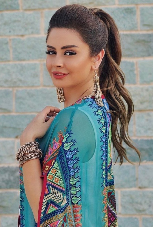 المكياج الترابي الناعم مع تسريحة ذيل الحصان