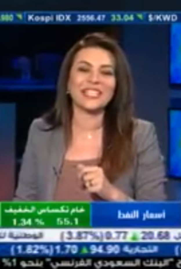 مذيعة تجري مقابلة مع مراسل على الهواء