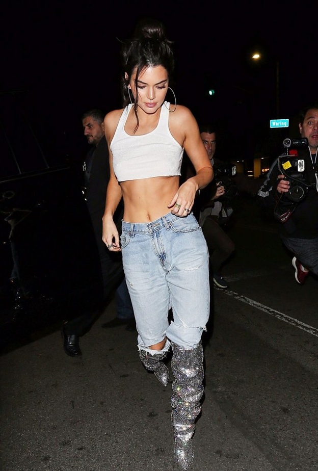 لوك شبابي اعتمدته كيندل جينير للاحتفال بعيدها الـ ٢٢.