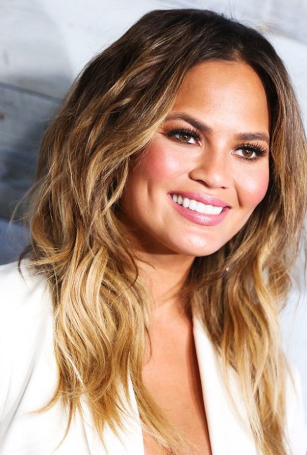 كريسي تيغن تترك بقشيش ألف دولار لنادلة في مطعم