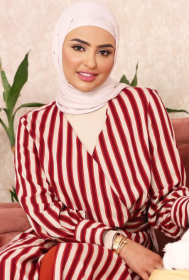 إطلالة عصرية بتقليمات ناعمة وكاجوال