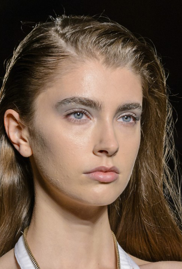 مكياج معدني قوي مع اللون الاسود على خطى دار ايلي صعب ‏Elie Saab