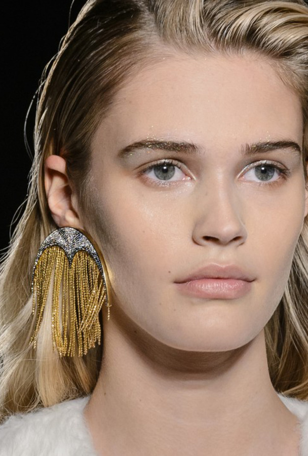 موضة اقراط الشراشيب المعدنية على خطى دار ‏Aigner