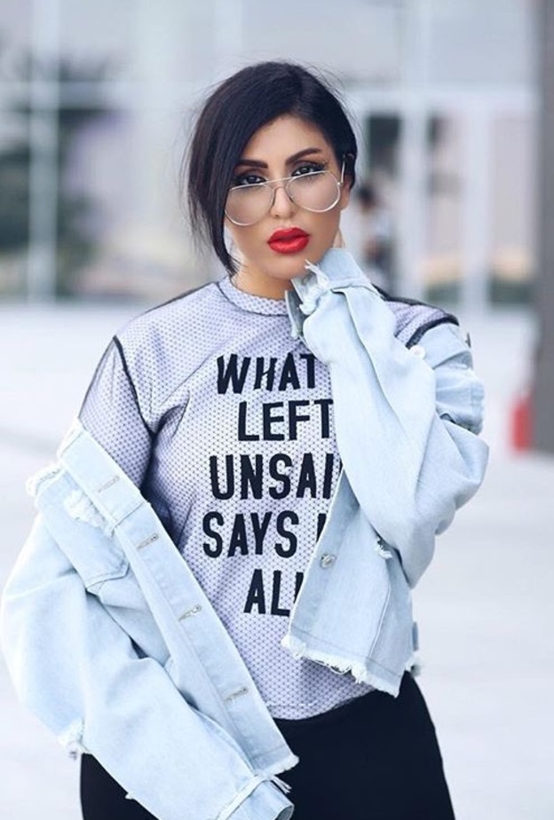 آيه فيصل تختار الجاكيت الجينز ذو الرسوم