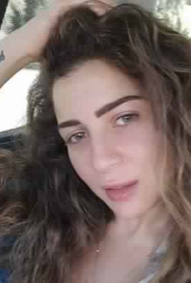 مي في سيارتها