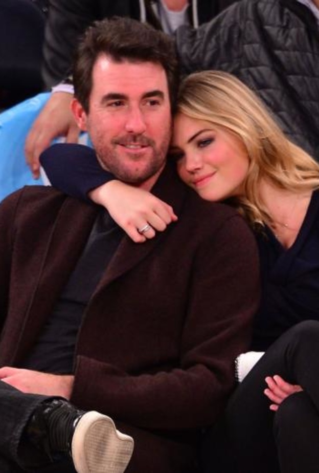 حفل زفاف اقتصر على دعوة 150 فردا من المقربين منهما