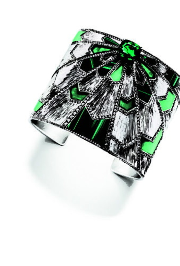 ساعة بسوار عريض من الذهب الوردي مزيّنة بغصنين مرصّعين بحبّات ألماس