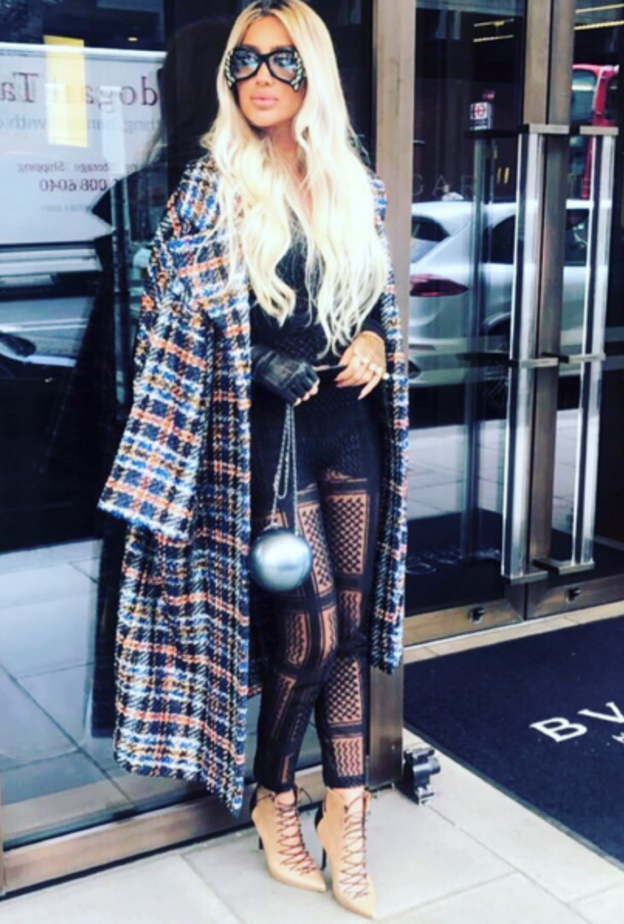 شورت جينز قصير اختارته مايا دياب على المسرح ونسقت معه جزمة عالية لفوق الركبة