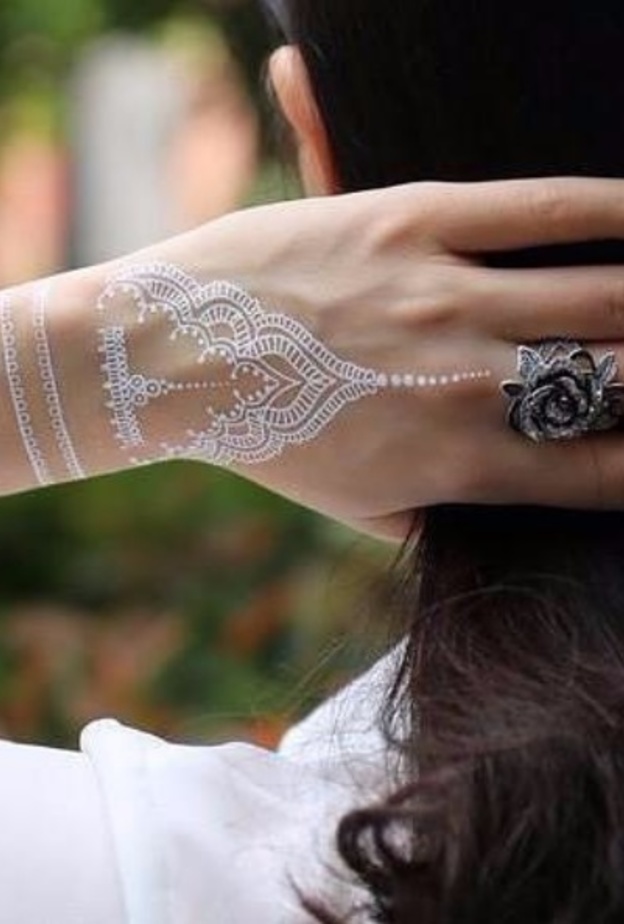 نقوشات حناء بيضاء مستوحاة من التقاليد العربية