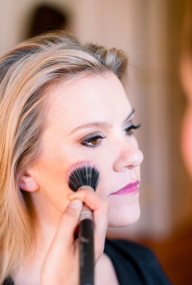 بلاشر برونزي على أعلى الخدين الى الخارج