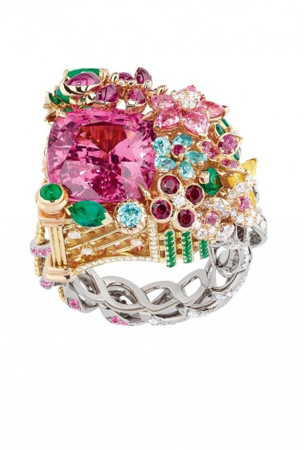 خاتم ديور من الاسبنيل والياقوت الملون و خاتم فان كليف أند آربلز من الزمرد والتورمالين والياقوت الأزرق