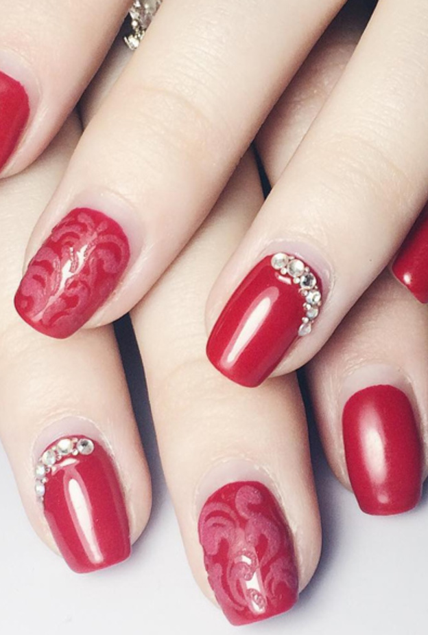 طلاء الأظافر الأحمر يمنح للعروس شكلا جذابا جدا