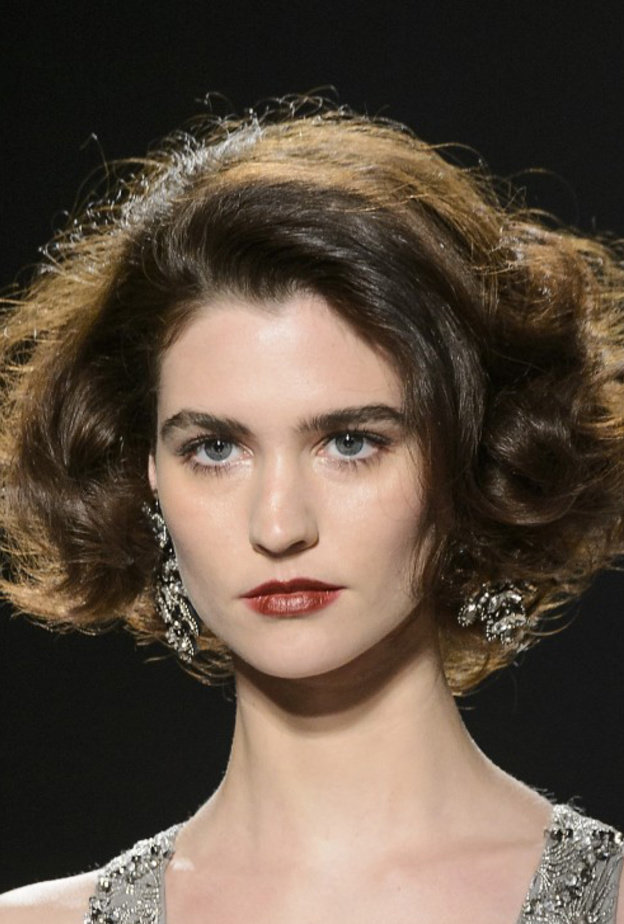 قصات شعر كاريه فرنسي مع الخصل المتطايرة من ‏Chloe