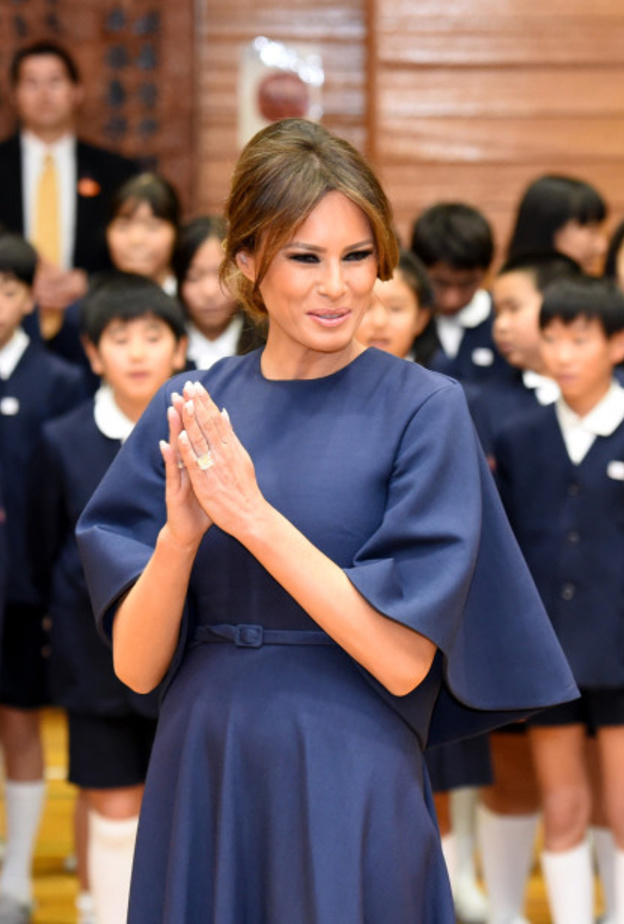 ميلانيا ترامبMelania Trump ‎‏ تختار معطف صوفي مقلم