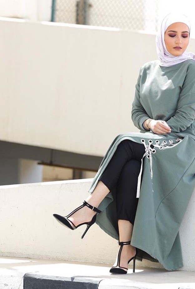 دلال الدوب باطلالة شتوية انيقة غامقة