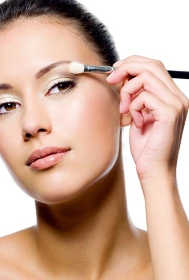 ارفعي رسمة حواجبك لتكون عيونك أكبر
