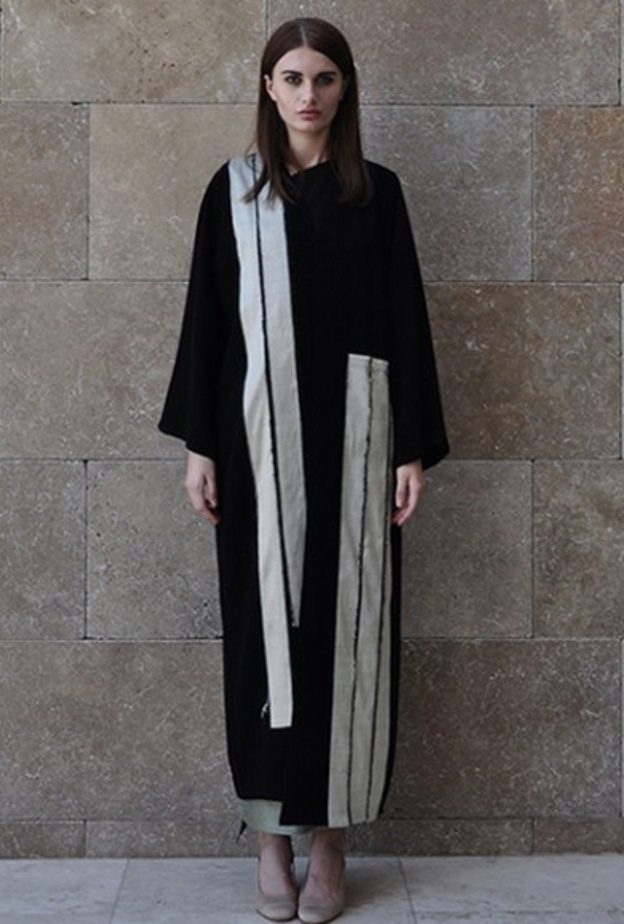 عباية مودرن بتصميم أنيق وشبابي باللونين الأبيض والأسود من دار عبايات éclat collection