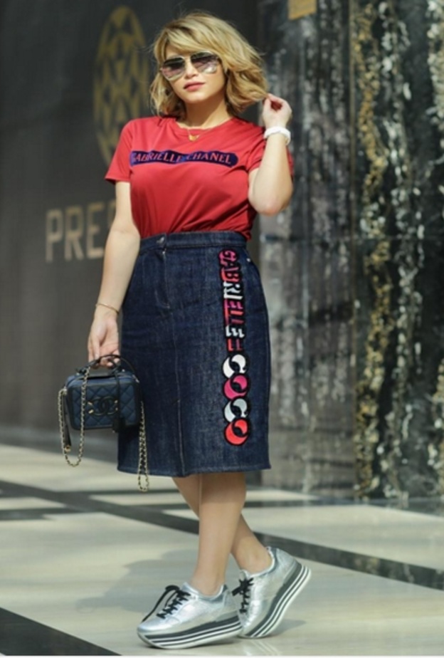 تنورة ميدي مع كسرات باللون الفضي اختارتها نهى نبيل