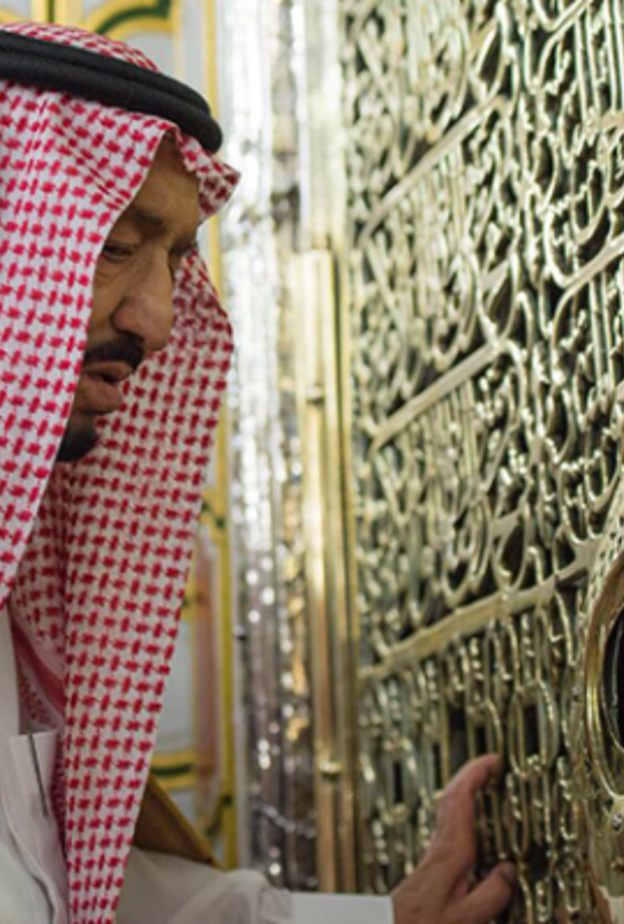 الملك سلمان بن عبدالعزيز لدى وصوله المسجد النبوي الشريف