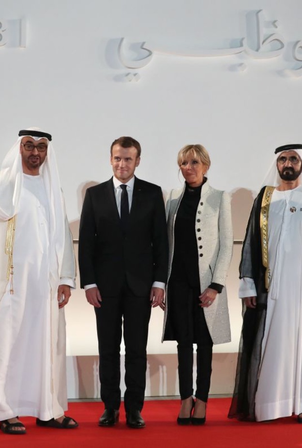 ماكرون وزوجته وولى عهد أبوظبي وحاكم دبي في افتتاح متحف اللوفر أبوظبي