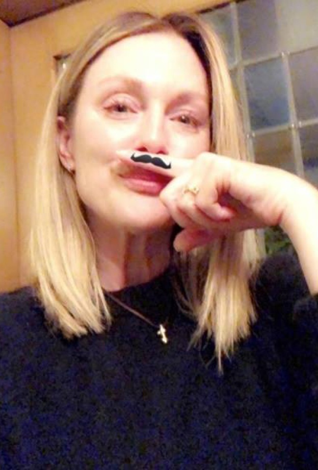 جوليان مور بـ "شنب" لنشر التوعية بمرض سرطان البروستاتا في نوفمبر