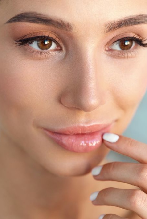 ضعي قطع الخيار فوق الشفايف.