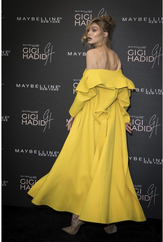 فستان مميز من الترتر البراق باللون الأصفر اختارته جيجي حديد