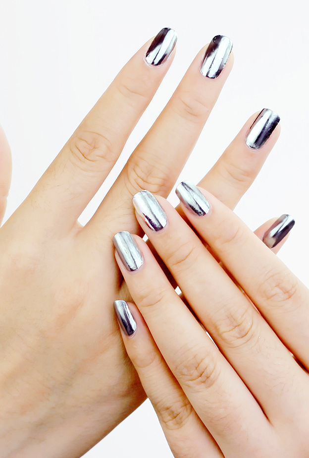 ضيفي بعض التألّق إلى أظافرك مع اللون الفضيّ البراق