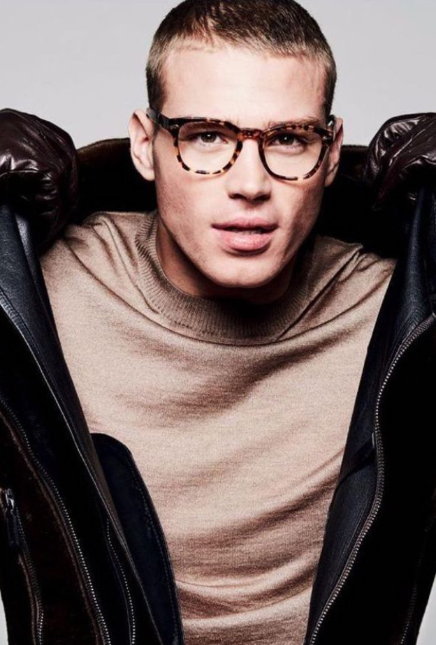 القفازات الصوفية باللون الكحلي باطلالة جذابة بالمعطف البيج والوشاح الأنيق